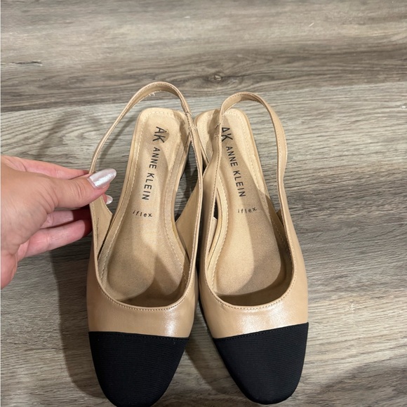 Anne Klein Women's Tan and Black Slingback Shoes size 9 - Picture 2 of 5